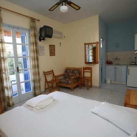 Idroussa Apartamento Batsi  Quarto foto