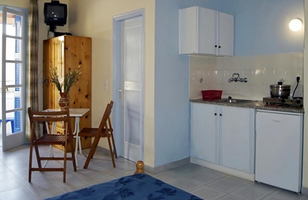 Idroussa Apartamento Batsi  Quarto foto
