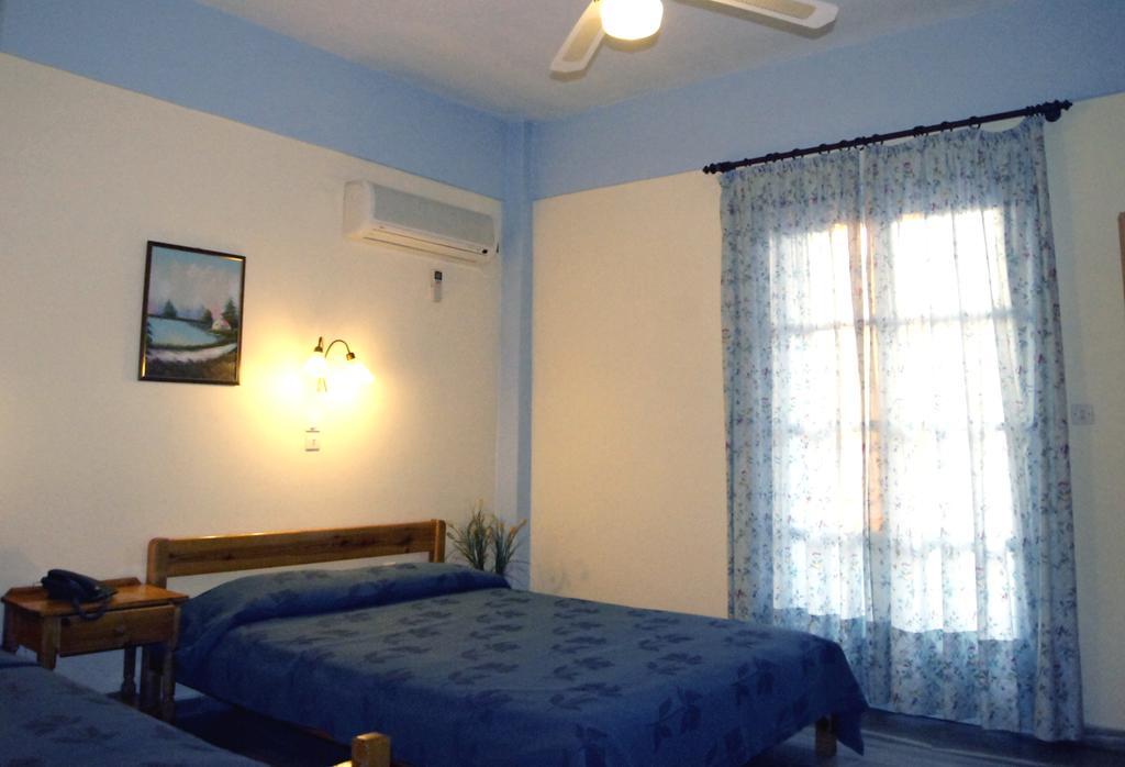 Idroussa Apartamento Batsi  Quarto foto