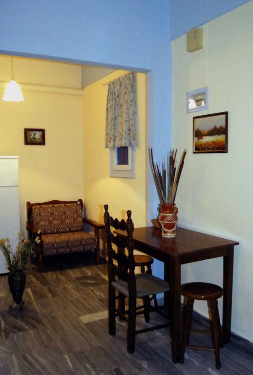 Idroussa Apartamento Batsi  Quarto foto
