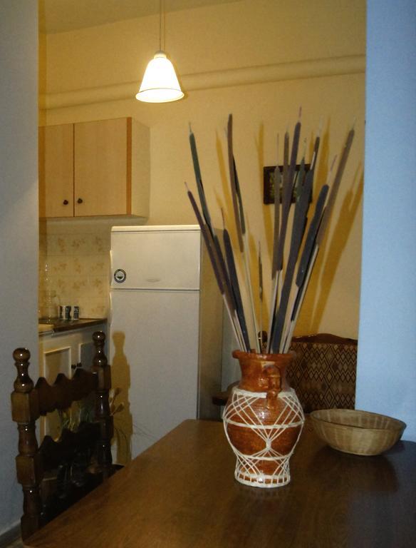 Idroussa Apartamento Batsi  Quarto foto