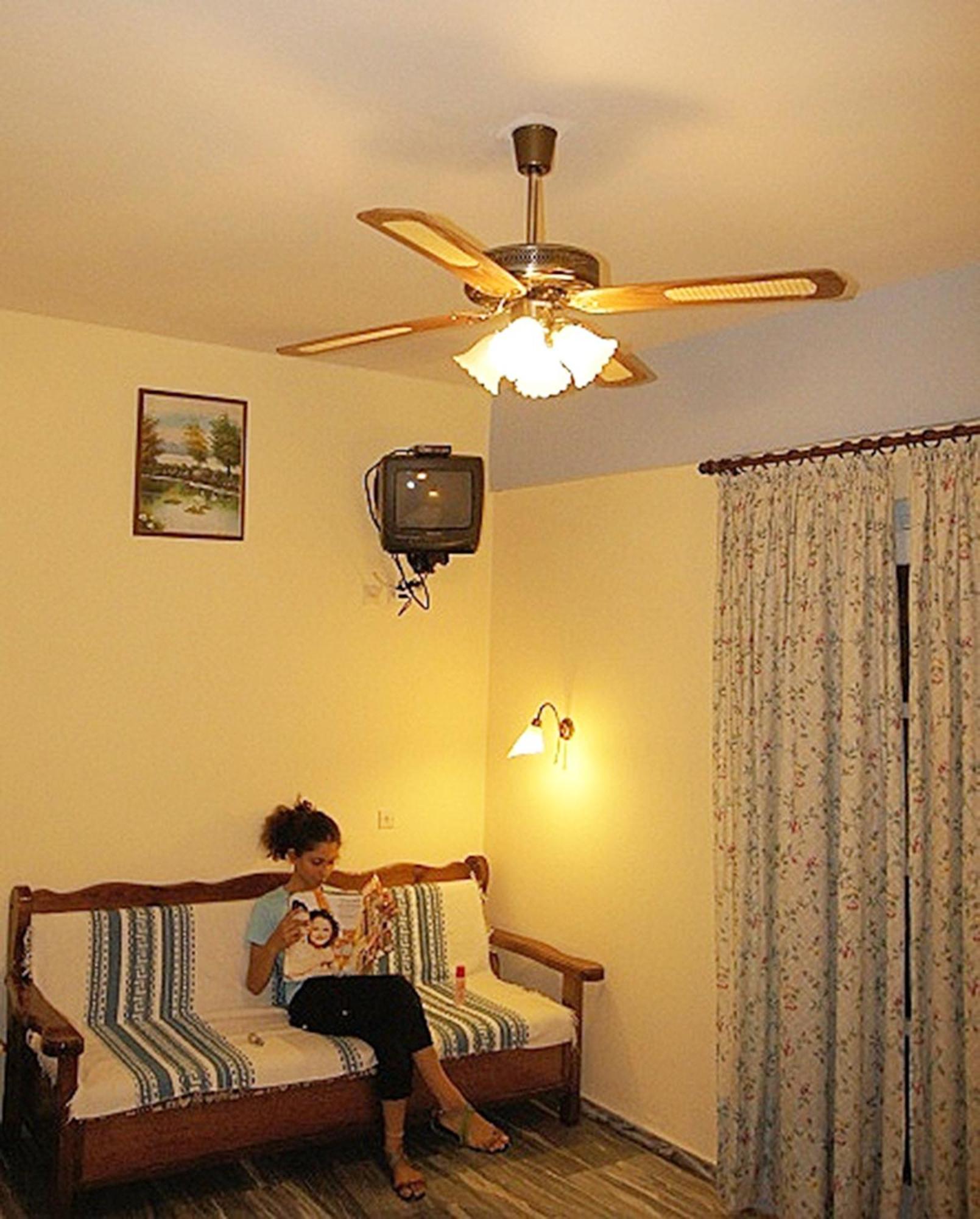 Idroussa Apartamento Batsi  Quarto foto