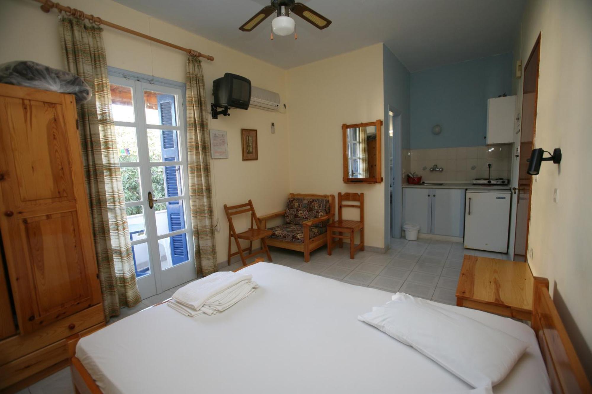 Idroussa Apartamento Batsi  Quarto foto